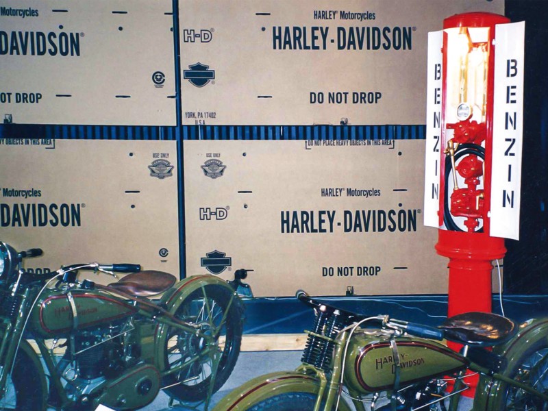 Replika benzinové pumpy pro výstavy motocyklů